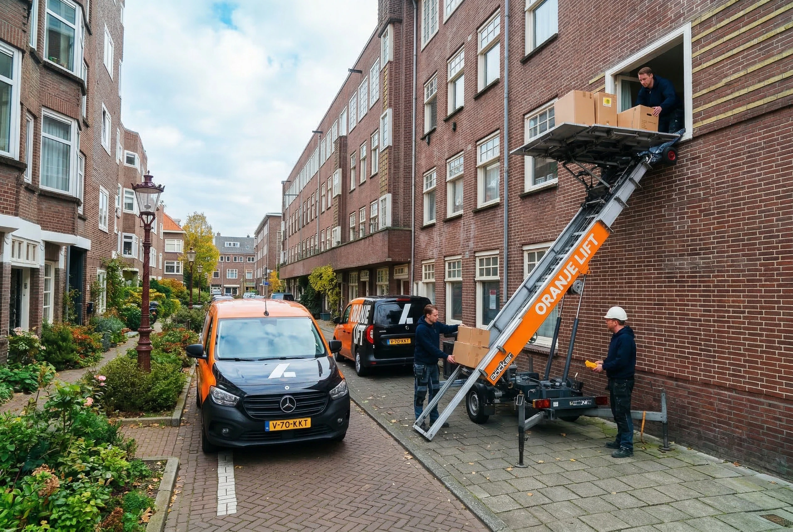 Aanhangerlift geplaatst in een smalle straat in Utrecht